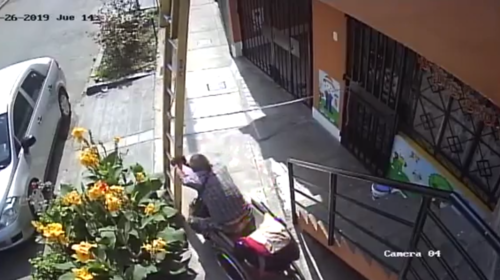 Hombre en silla de ruedas sacude escalera y tira a un pintor