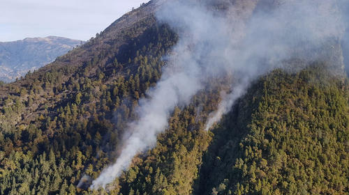 Imágenes aéreas del incendio en el volcán más alto de Guatemala