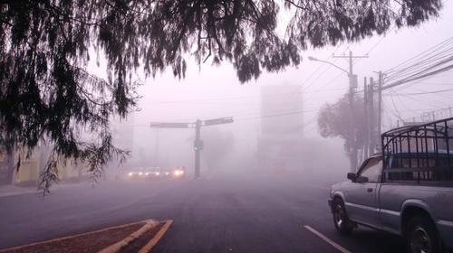 Densa neblina sorprende a los guatemaltecos este domingo