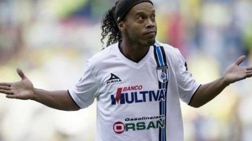 ¡Polémica! Ronaldinho debe millones y no puede salir de Brasil