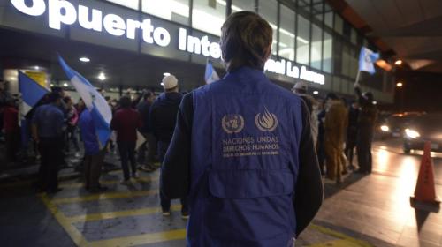 Investigador de CICIG pasa la noche en el aeropuerto La Aurora