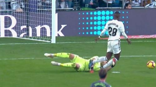 El árbitro y el VAR no vieron este penalti para el Real Madrid