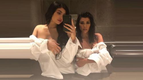 Kendall Jenner y Kourtney Kardashian muy sexys en el jacuzzi