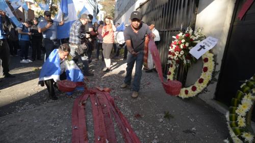 Con cohetes y coronas fúnebres festejan la salida de la CICIG