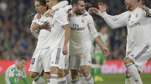 Un golazo de tiro libre de Ceballos salva al Madrid del desastre