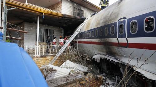 Avión aterriza de emergencia, se equivoca de pista y se estrella