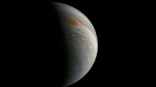 Imágenes de dos enormes tormentas en Júpiter captadas por la NASA