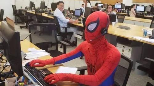 Llega a su último día de trabajo vestido de Hombre Araña