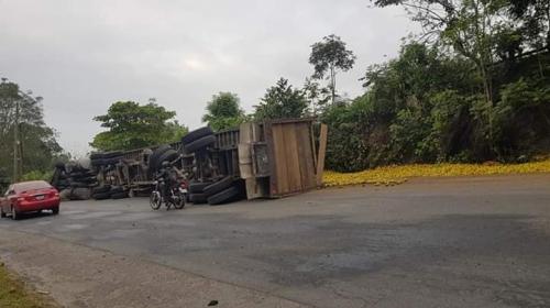 Camión hondureño vuelca en Guatemala y vecinos se roban naranjas