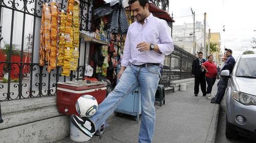 "El Pescado" Ruiz lanza su nueva línea de balones de fútbol