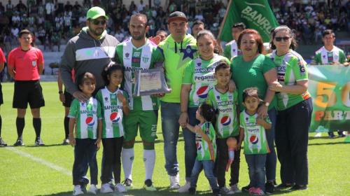 José Manuel Contreras recibe homenaje por sus 500 partidos