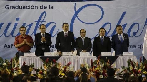 Jimmy y Joviel en la misma mesa para graduar a nuevos maestros