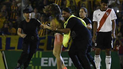 Mujer semidesnuda invade la cancha durante juego de River Plate