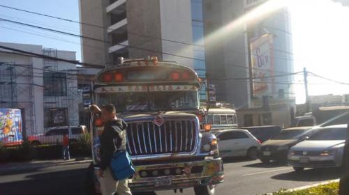 ¡Caos en la Roosevelt! Pilotos cruzan buses y bloquean la ruta