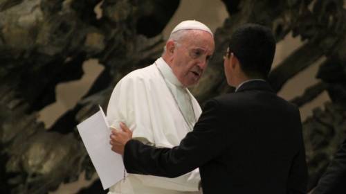 Guatemalteco entrega un mensaje al Papa Francisco en Roma