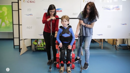 Guatemalteca supervisa terapias con exoesqueleto en España