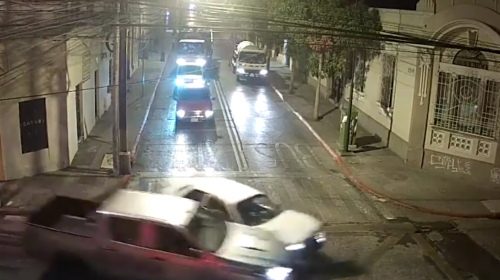 Por pasarse el semáforo en rojo un vehículo provocó un accidente