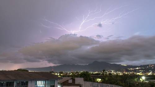 Surgen nuevos videos de tormenta eléctrica en Antigua Guatemala