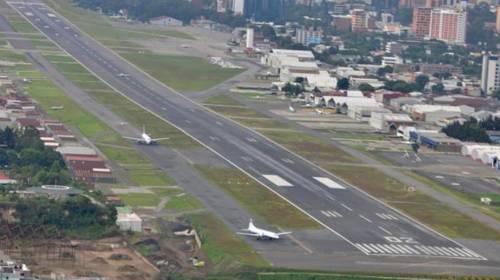 Emergencia en el Aeropuerto La Aurora por avión con desperfectos