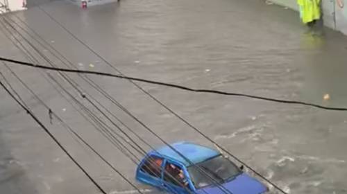 El dramático rescate de una familia en la inundación de la ciudad