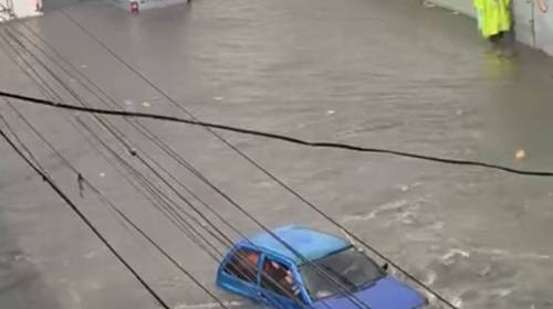 Con el agua hasta el pecho: el video dentro del carro inundado