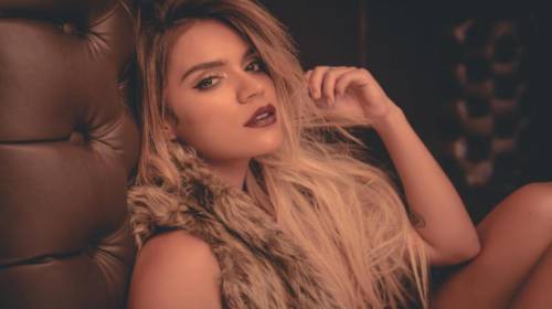 Karol G luce sensual escote y hace enloquecer a sus fans