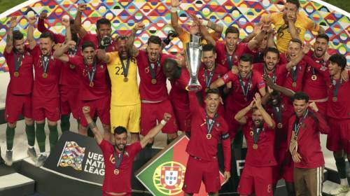Cristiano Ronaldo levanta la copa de la Nation's League