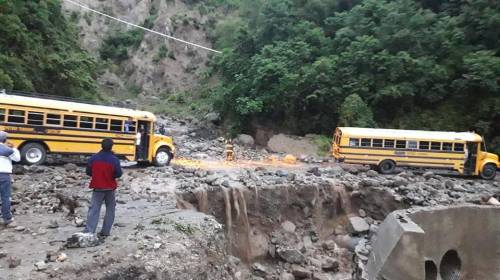 Motoristas desafían desborde de catarata en ruta hacia Panajachel