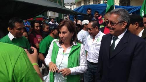 Candidato de la UNE pide que voten por él y no por Sandra Torres