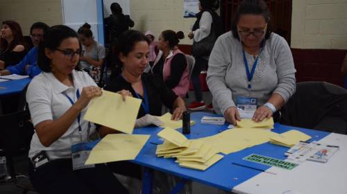 Cierran centros electorales en Guatemala e inicia el conteo