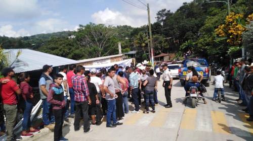 Antimotines y pobladores se enfrentan en Granados, Baja Verapaz