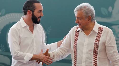 López Obrador golpea por "accidente" el rostro de Nayib Bukele