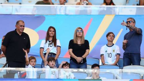 Antonella reacciona al ver a Messi emocionado cantando el himno