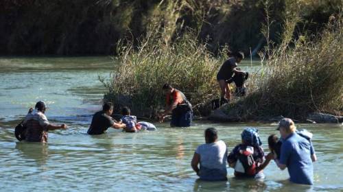 Video: migrantes rezan antes de lanzarse al río Bravo