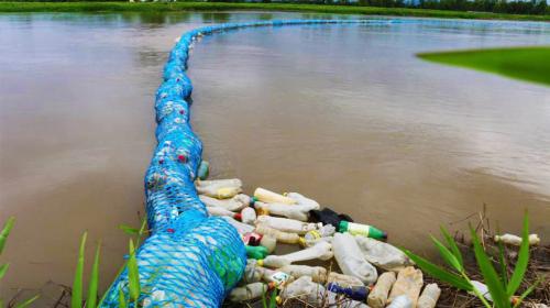 Colocan Eco barda en el Motagua para detener plásticos y basura