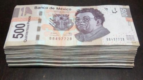 Cajero automático se vuelve loco: le regala decenas de billetes