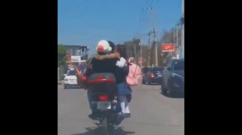 La forma de trasladar a su hija en una moto indigna a las redes