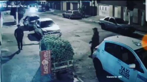 Video: denuncian a piloto de taxi que asaltó a un peatón en Mixco