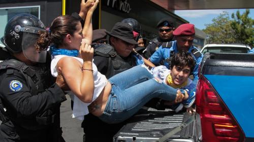 Viralizan video de una mujer atacada por la policía en Nicaragua