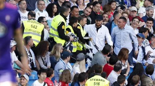 Tensión en las gradas del Bernabéu por mantas contra Florentino