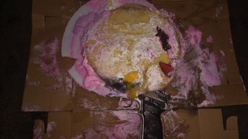 En lugar de relleno de frutas, el pastel llevaba una pistola