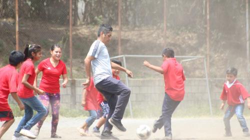 Jorge Campos visita a niños afectados por tragedia en Guatemala