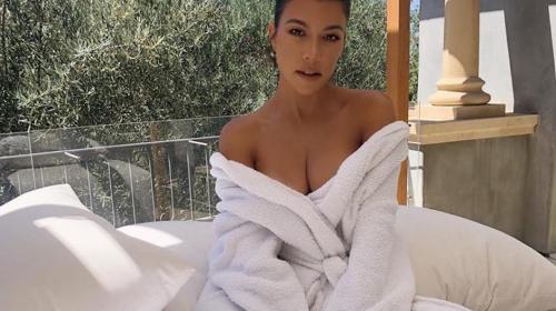 Kourtney Kardashian lo muestra todo posando en una tina