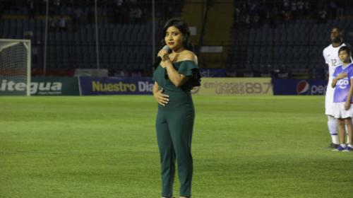 Así interpretó Paola Chuc el Himno Nacional en el estadio 