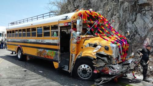 Bus con peregrinos de Esquipulas choca con camión repartidor 