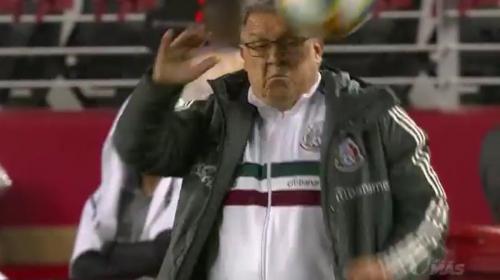 El insólito pelotazo que hizo sangrar al entrenador de México