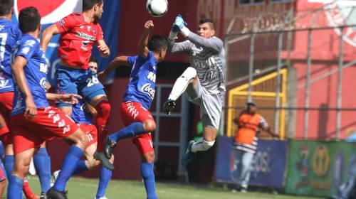 Afición de los Rojos lanza pedrada al arquero de Malacateco