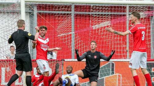 Árbitro marca gol de rebote y lo valida en el fútbol holandés