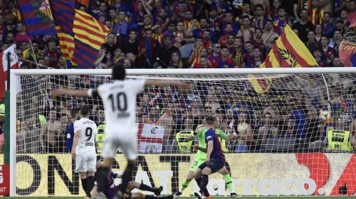 Valencia ya derrota 2-0 a un Barça sin alma en la final de Copa
