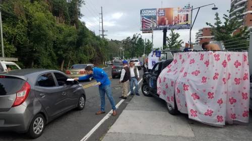 El "regaderazo": la campaña política en carretera a El Salvador